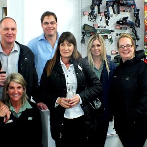 2de van links is Eddie en Silvana Burger saam met die Build It groep tydens Gansbaai Build It se 10de verjaardagvieringe